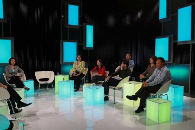 MediaCorp current affairs presenter Ms Chun Guek Lay (left) with participants at MediaCorp's studios for recording of Mandarin television forum "我问总理" (Question time with the Prime Minister)