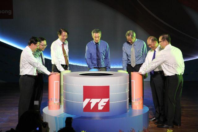 Prime Minister Lee Hsien Loong with (from left) Director and Chief Executive Officer of Institute of Technical Education (ITE) Bruce Poh Geok Huat, Minister for Manpower Gan Kim Yong, Deputy Prime Minister and Minister for Defence Teo Chee Hean, Minister for Education and Second Minister for Defence Dr Ng Eng Hen, Chairman of ITE Board of Governors Bob Tan Beng Hai and Principal of ITE College West Dr Yek Tiew Ming unveiling the alpha.infinity sculpture at official opening ceremony of ITE College West in Choa Chu Kang Grove