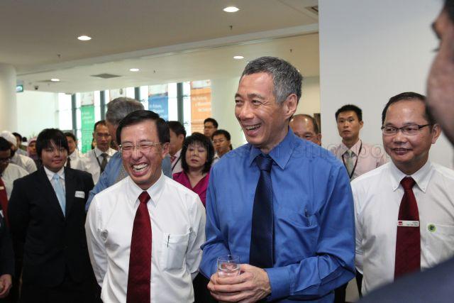 Prime Minister Lee Hsien Loong with Director and Chief Executive Officer of Institute of Technical Education (ITE) Bruce Poh Geok Huat (left) and ITE College West Principal Dr Yek Tiew Ming at the reception during official opening of the campus at 1 Choa Chu Kang Grove
