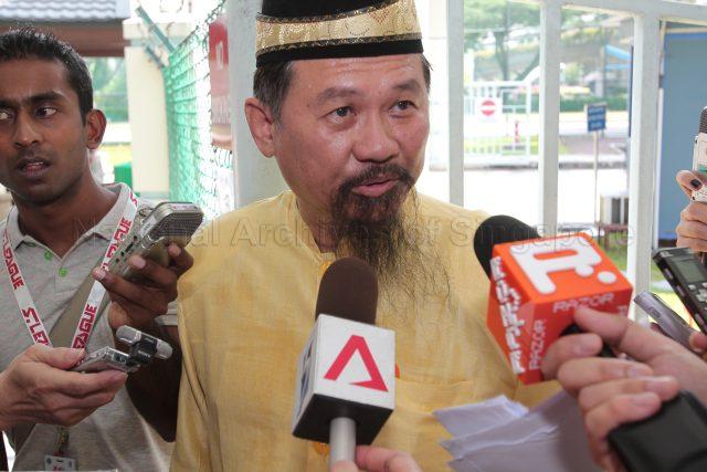 General Election 2011 - Retired acupuncturist Zeng Guoyuan, who wants to run as independent candidate in Mountbatten, being interviewed by the media at Tao Nan School, 49 Marine Crescent, the nomination centre for electoral divisions of Marine Parade GRC, Potong Pasir, Joo Chiat and Mountbatten