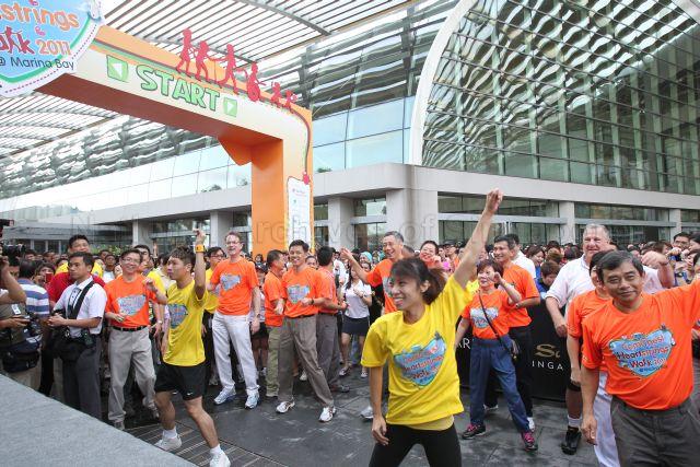 Marina Bay Sands (MBS) interim Chief Executive Officer George Tanasijevich, Acting Minister for Community Development, Youth and Sports (MCYS) Chan Chun Sing, Prime Minister Lee Hsien Loong, Community Chest Chairman Jennie Chua, Minister for the Environment and Water Resources Vivian Balakrishnan and President of National Council of Social Service Rear Admiral (Retired) Kwek Siew Jin doing the Great Singapore Workout with 5000 other participants at MBS Event Plaza before the start of ComChest Heartstrings Walk 2011 at Marina Bay