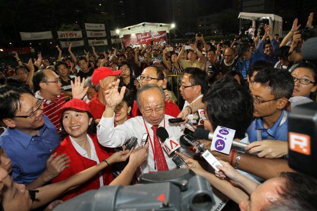 Presidential candidate Dr Tan Cheng Bock being interviewed by the media upon arrival at Jurong East Stadium to wait for the presidential election result