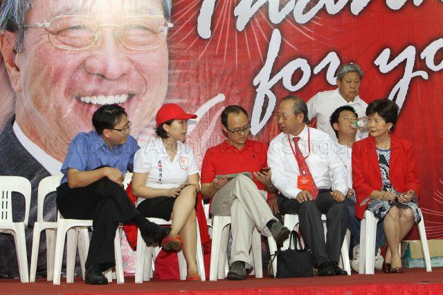 Presidential candidate Dr Tan Cheng Bock with his family members, (from right) wife Mrs Cecilia Tan, son Joshua Tan, daughter Tan Ming Li at Jurong East Stadium to wait for the presidential election result