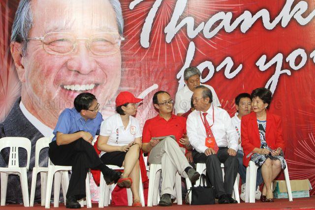 Presidential candidate Dr Tan Cheng Bock with his family members, (from right) wife Mrs Cecilia Tan, son Joshua Tan, daughter Tan Ming Li at Jurong East Stadium to wait for the presidential election result