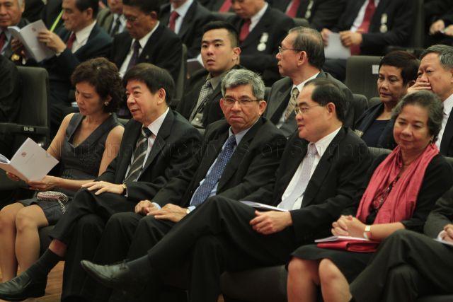(Front row, from right) Mrs Chan Sek Keong, wife of Chief Justice, Minister for Trade and Industry Lim Hng Kiang, Minister for Information, Communications and the Arts Associate Professor Dr Yaacob Ibrahim, Minister for National Development and Mrs Khaw Boon Wan at investiture of National Day awards held at University Cultural Centre Hall, National University of Singapore in Kent Ridge