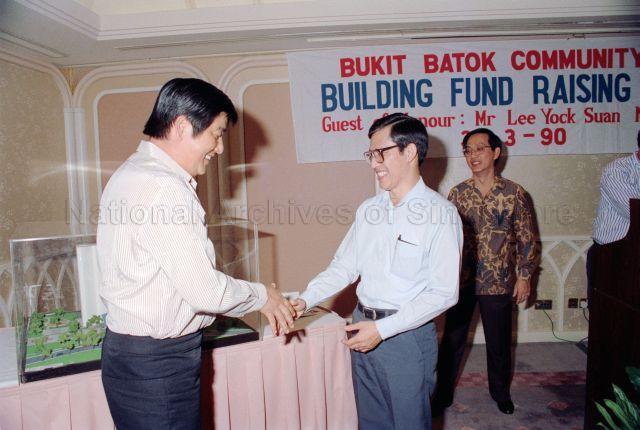 Bukit Batok Community Centre Building Fund Raising Dinner 31st March 1990 at Shangri-La Hotel - Minister for Labour Lee Yock Suan accepting donations from donors, accompanied by Member of Parliament Ong Chit Chung.