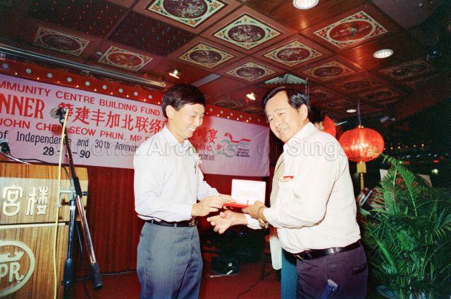 Hong Kah North Community Centre Building Fund Committee Fund Raising Dinner - Member of Parliament John Chen Seow Phun presenting token of appreciation to the donors.