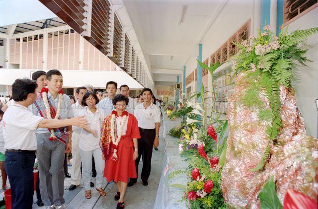 Ministerial Walkabout at Bukit Gombak Constituency - Minister for Trade and Industry Lee Hsien Loong viewing of floral arrangements, accompanied by Minister of State for Education and Community Development Dr. Seet Ai Mee and Member of Parliament Ng Pock Too.