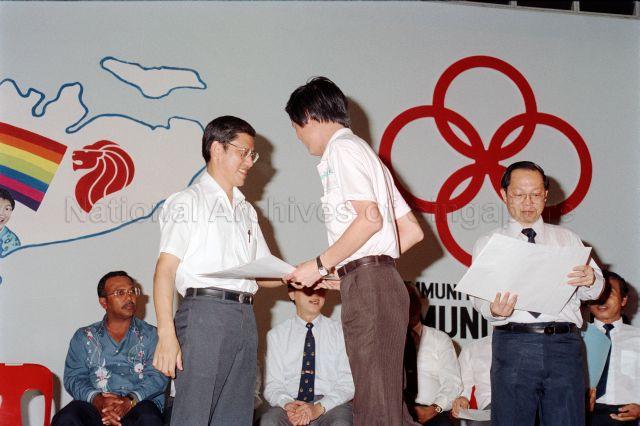 National Day Dinner at Cheng San Community Club - Minister for Labour Lee Yock Suan presenting certificates to recipients.