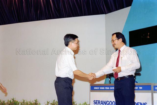 VisQuiz 90 at the World Trade Centre - Member of Parliament Zulkifli bin Mohamed presenting awards to participants.