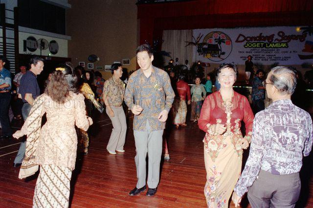 Dondang Sayang Joget Lambak at Teck Ghee Community Centre - Minister for Trade and Industry Lee Hsien Loong participating in a dance in the hall.