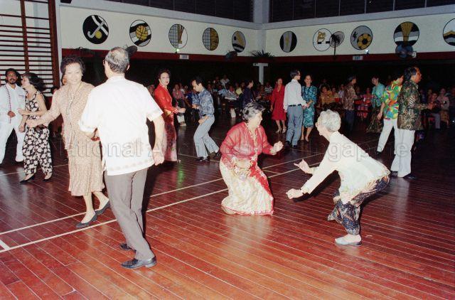 Dondang Sayang Joget Lambak at Teck Ghee Community Centre - Dancing in the hall.