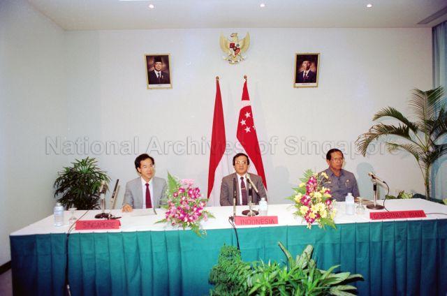 Singapore-Indonesia Youth Forum Dinner at Batam View Hotel - Minister for Health Yeo Cheow Tong seated with Indonesian Minister for Youth Affairs and Sports Akbar Tanjung.