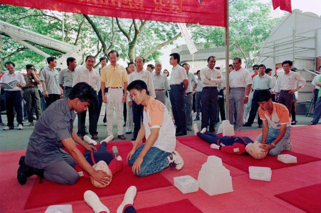 Ministerial Walkabout at Toa Payoh GRC - Acting Minister for Information and the Arts and Senior Minister of State for Foreign Affairs George Yeo Yong-Boon observing CPR demonstration, with Member of Parliament Zulkifli Bin Mohamed in the background.