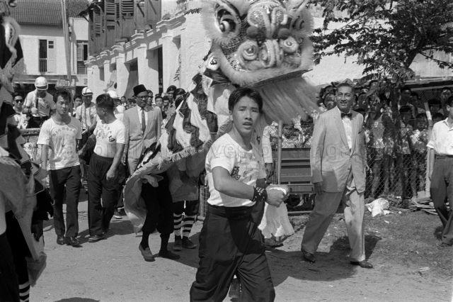 Yang di-Pertuan Negara Yusof Ishak welcomed by Chinese lion dance performance during his public appearance