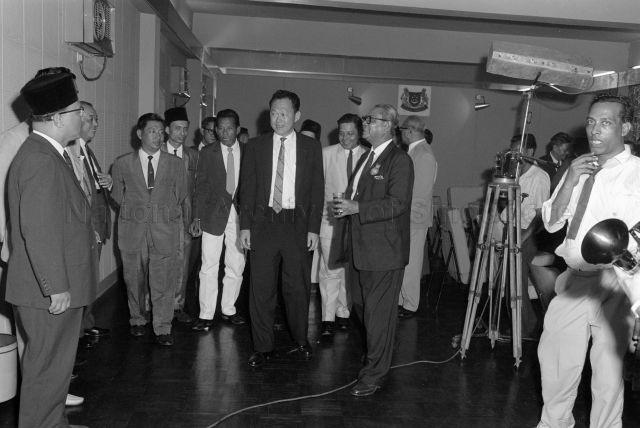 Arrival of Malaysian Prime Minister at the Airport - Malaysian Prime Minister Tunku Abdul Rahman together with Prime Minister Lee Kuan Yew