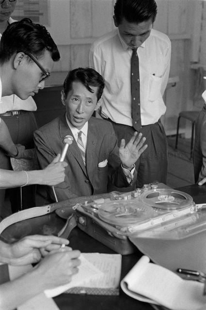 Visit to Singapore - Hong Kong artiste Sun-Ma Sze-Tsang speaking to the press at the National Theatre