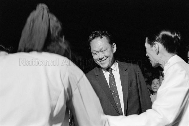 Hong Kong artiste Sun-Ma Sze-Tsang's Performance for National Theatre at Happy World - Sun-Ma Sze-Tsang introducing the cast to Prime Minister Lee Kuan Yew
