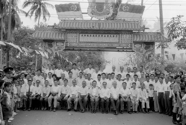 Prime Minister's Visit to Paya Lebar Constituency - Group photo of officials with Prime Minister Lee Kuan Yew, Minister for National Development Tan Kia Gan, Parliamentary Secretary for Home Affairs Chan Chee Seng and Parliamentary Secretary for National Development Chor Yeok Eng