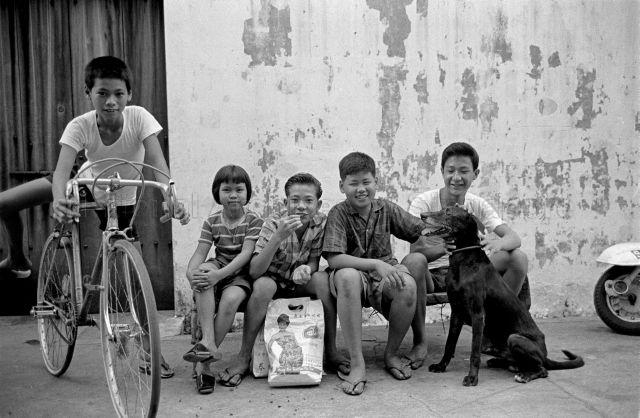 General view of children on the streets