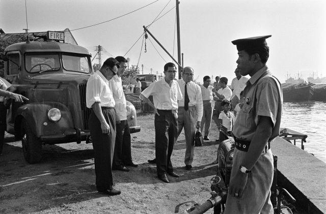 Public Utilities Board Members' Visit to South Quay and Eu Tong Seng Street - Board members observing the pumping of salt water