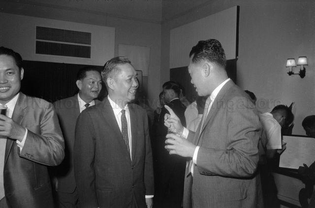 Prime Minister's Reception to 4 Chambers at Sri Temasek - Prime Minister Lee Kuan Yew having a conversation with guests