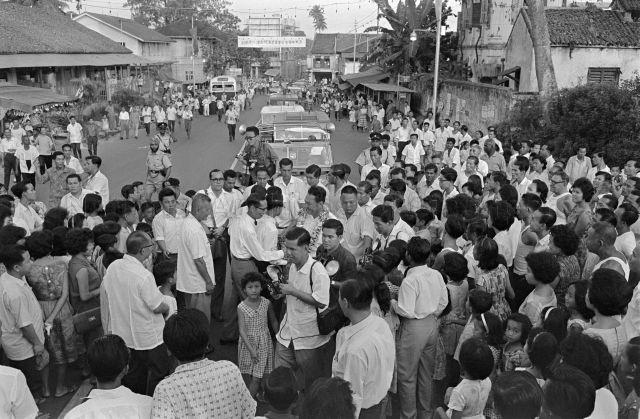 Prime Minister's Visit to Upper Serangoon areas - Prime Minister Lee Kuan Yew interacting with residents