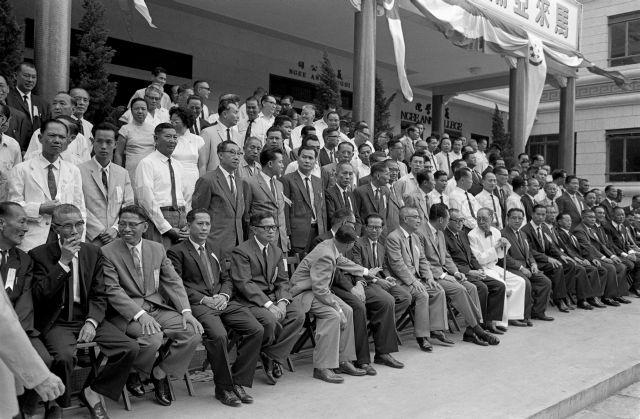 29th Anniversary celebrations of the Teochew Association at Ngee Ann College - Group photo of association members with Prime Minister Lee Kuan Yew and Deputy Prime Minister Toh Chin Chye