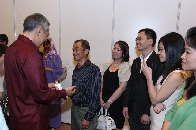 Prime Minister Lee Hsien Loong talking with Mr Toh Phee Seng, a Teck Ghee resident, at the reception during National Day Rally at University Cultural Centre, National University of Singapore in Kent Ridge