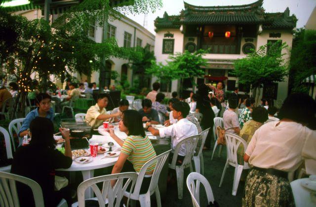 Dinner in front of the River House, the oldest building in Clarke Quay. Built in the 1880s by wealthy Chinese gambier trader Tan Yeok Nee, this southern Chinese-style mansion served as a residence as well as a godown for gambier, biscuits and other commodities. It was restored in 1993 and renamed Forbidden City by the IndoChine Group in 2004, serving as a restaurant cum bar since then.