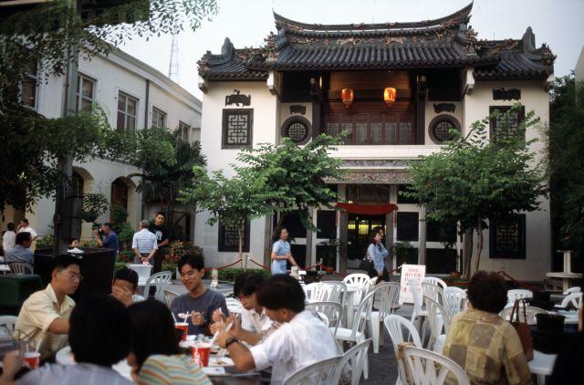 Dinner in front of the River House, the oldest building in Clarke Quay. Built in the 1880s by wealthy Chinese gambier trader Tan Yeok Nee, this southern Chinese-style mansion served as a residence as well as a godown for gambier, biscuits and other commodities. It was restored in 1993 and renamed Forbidden City by the IndoChine Group in 2004, serving as a restaurant cum bar since then.