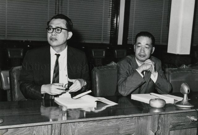 Chairman of Economic Development Board (EDB) Hon Sui Sen (left) at a meeting