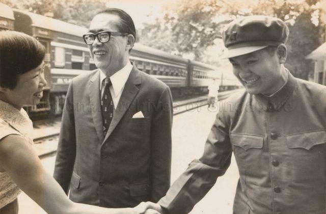 Ms Lee Wei Ling, daughter of Prime Minister Lee Kuan Yew, and Minister for Finance Hon Sui Sen bidding goodbye to Chinese official as they make their way to Lowu (Luohu) Station on the British side at Shumchun (Shenzhen), after a 14-day tour of China