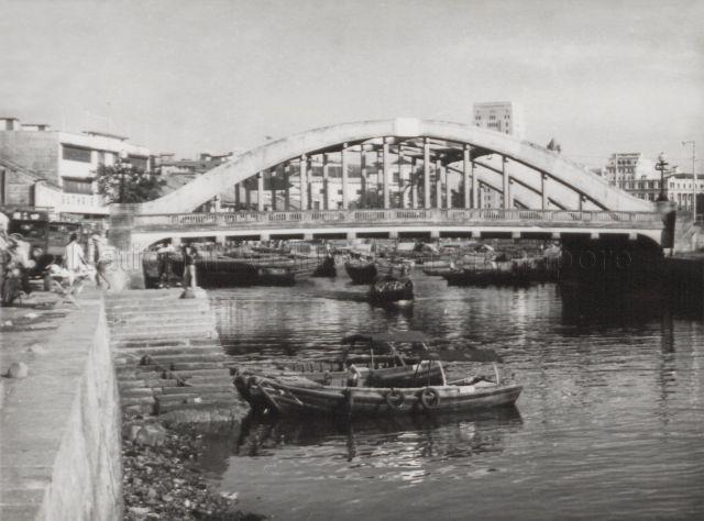Elgin Bridge across the Singapore River