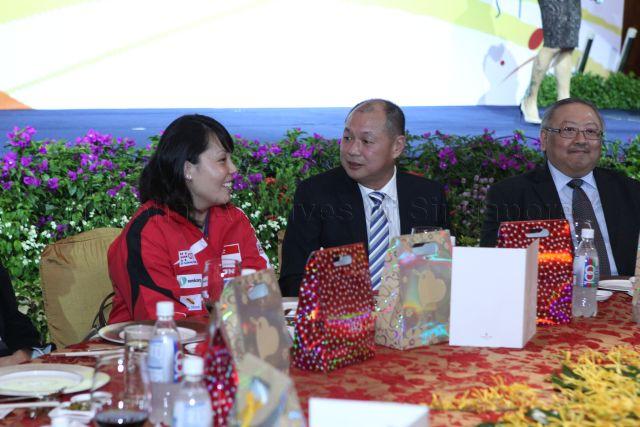 National paddler Wang Yuegu (in red) and guests at the Victory Celebration cum Fundraising Dinner of Singapore Table Tennis Association (STTA) held at Shangri-La Hotel.