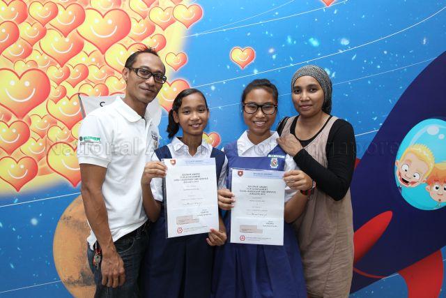 Recipients of Bursary/Edusave Merit Bursary Award at Bursary/Edusave Merit Bursary Award Ceremony at Townsville Primary School, Ang Mo Kio Avenue 10. Prime MInister Lee Hsien Loong was the guest of honour.