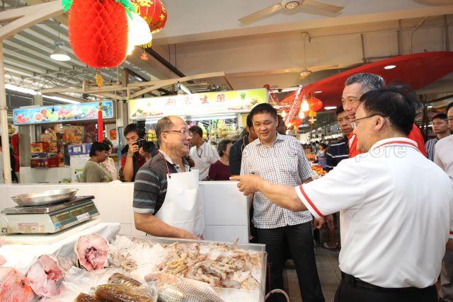 Taken at: Walkabout at Ang Mo Kio 628 Market and Food Centre and red packet and gift distribution to Yio Chu Kang residents Pictured: Prime Minister and Member of Parliament for Ang Mo Kio GRC Lee Hsien Loong and Member of Parliament for Ang Mo Kio GRC Seng Han Thong