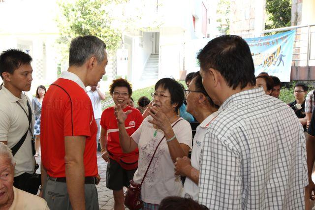 Taken at: Walkabout at Ang Mo Kio 628 Market and Food Centre and red packet and gift distribution to Yio Chu Kang residents Pictured: Prime Minister and Member of Parliament for Ang Mo Kio GRC Lee Hsien Loong and Member of Parliament for Ang Mo Kio GRC Seng Han Thong
