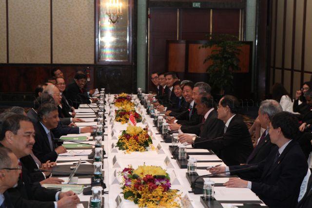 Taken at: The Four-eye meeting, delegation meeting, joint press conference and lunch between Prime Minister Lee Hsien Loong and Malaysian Prime Minister Najib Razak at Shangri-La Hotel &nbsp;Pictured: Prime Minister Lee Hsien Loong, Malaysian Prime Minister Najib Razak, Malaysian Minister for Foreign Affairs Anifah Aman, Malaysian High Commissioner to Singapore Hussin Nayan, &nbsp;Malaysian Minister in the Prime Minister's Department Nor Mohamed Yakcop, Malaysian Minister for International Trade and Industry Mustapa Mohamed, Johor Menteri Besar Abdul Ghani Othman, Malaysian Minister for Energy, Green Technology and Water Peter Chin, Malaysian Minister for Transport Kong Cho Ha, Minister for Education Heng Swee Keat, Minister for the Environment and Water Resources Vivian Balakrishnan, Minister for National Development Khaw Boon Wan, Deputy Prime Minister Teo Chee Hean, Minister for Law K Shanmugam, Minister for Trade and Industry Lim Hng Kiang, Minister for Defence Ng Eng Hen and Minister for Transport Lui Tuck Yew
