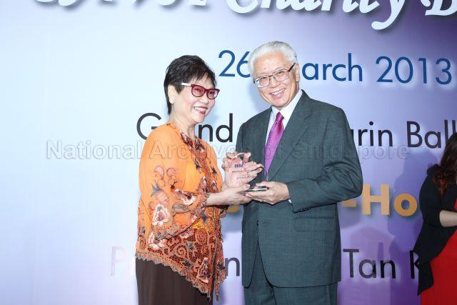 Guest of Honour President Tony Tan presenting the Meritorious Award to Ms Katy Lim at the Singapore Association of the Visually Handicapped (SAVH) Charity Banquet 2013. Ms Lim has been a volunteer with the Singapore Association of the Visually Handicapped (SAVH) since 1996.