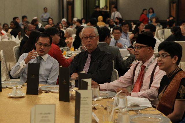 From left, President of AIN Society Mr Abdul Malek Osman, ESM Goh Chok Tong, CEO of AIN Society Mr Haji Mohd Yusof Ismail and Member of Parliament Associate Professor Fatimah Lateef