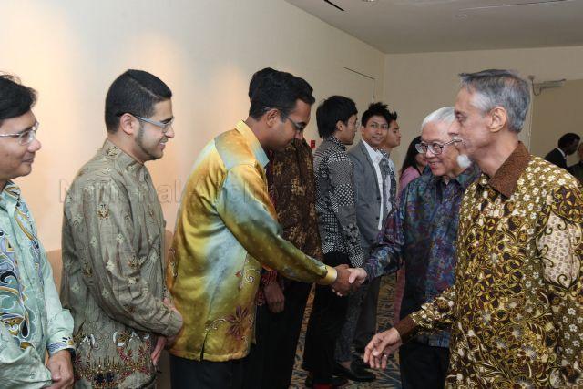 Taken at: Malay Youth Literary Association (4PM)’s 65th Anniversary Charity Hi-Tea at Fairmont Singapore Pictured: Guest-of-Honour President Tony Tan Keng Yam, President of 4PM Izzuddin Taherally, and 4PM Outstanding Service Award recipients Nassar Zain, Iskandar Idris, Muhd Nabil and Syed Faisal