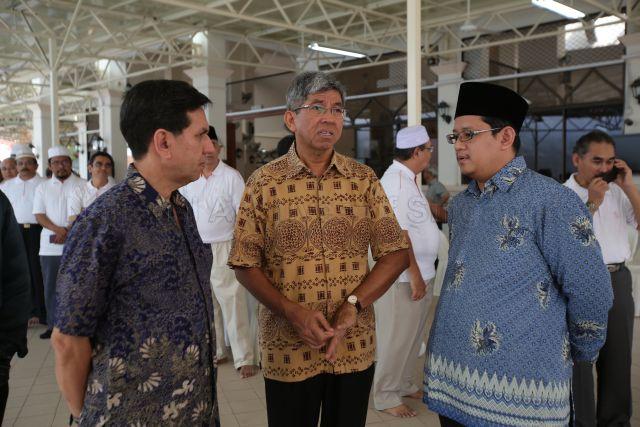 From left to right: President of MUIS Haji Mohammad Alami Musa, Minister-in-charge of Muslim Affairs Yaacob Ibrahim and Council Member of MUIS Dr Mohamed Fatris Bakaram at President's Challenge Charity Briyani organised by Islamic Religious Council of Singapore (MUIS) held at Masjid Khalid Mosque, 130 Joo Chiat Road