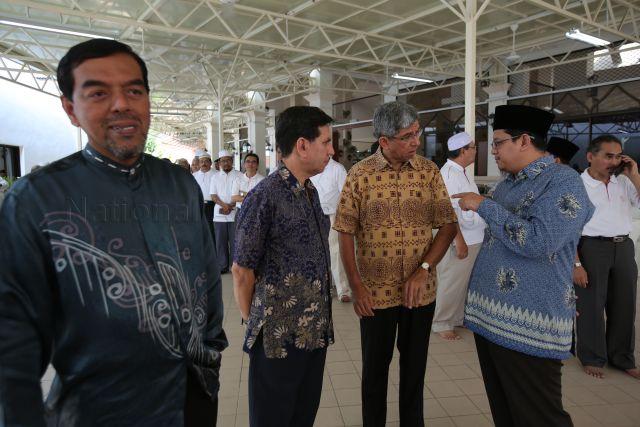 From left to right: Chief Executive of MUIS Haji Abdul Razak Hassan Maricar, President of MUIS Haji Mohammad Alami Musa, Minister-in-charge of Muslim Affairs Yaacob Ibrahim and Council Member of MUIS Dr Mohamed Fatris Bakaram at President's Challenge Charity Briyani organised by Islamic Religious Council of Singapore (MUIS) held at Masjid Khalid Mosque, 130 Joo Chiat Road