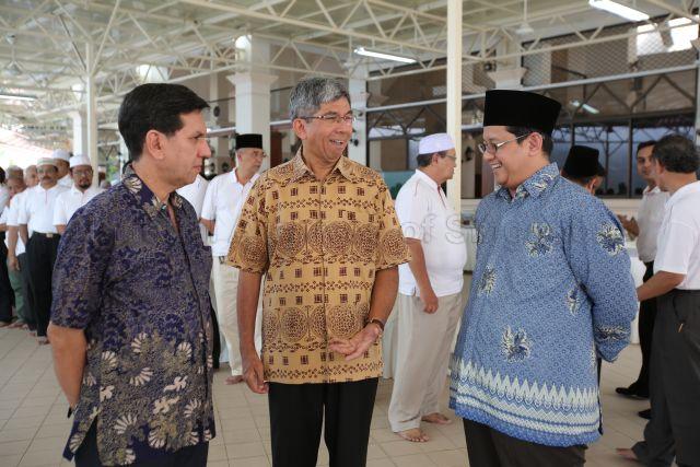 From left to right: President of MUIS Haji Mohammad Alami Musa, Minister-in-charge of Muslim Affairs Yaacob Ibrahim and Council Member of MUIS Dr Mohamed Fatris Bakaram at President's Challenge Charity Briyani organised by Islamic Religious Council of Singapore (MUIS) held at Masjid Khalid Mosque, 130 Joo Chiat Road