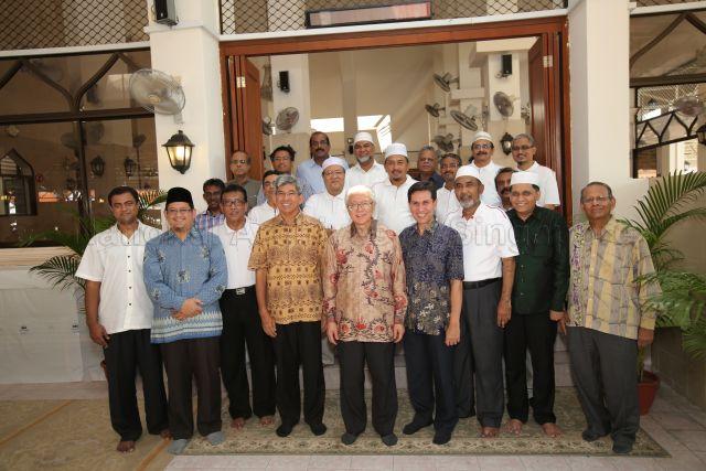 1st row: Council Member of MUIS Dr Mohamed Fatris Bakaram (second from left), Chairman of Blessings to All Committee & General Manager of South Mosque Cluster Mr Paiman bin Supangat (third from left), Minister-in-charge of Muslim Affairs Yaacob Ibrahim (fourth from left), President Tony Tan Keng Yam (fifth from right), President of MUIS Haji Mohammad Alami Musa (fourth from right), Member of Board of Trustees of Blessings to All Committee Mr Mohamed Abdul Jaleel s/o Muthumaricar Shaik Mohamed (second from right) and Member of Board of Trustees of Blessings to All Committee Mr Sithawalla Haider Mohamedally @ Sithawalla Hayder Mohamedally (first from right))