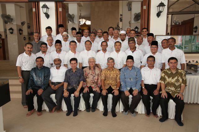 1st row: Chief Executive of MUIS Haji Abdul Razak Hassan Maricar (first from left), President of MUIS Haji Mohammad Alami Musa (third from left), President Tony Tan Keng Yam (fourth from left), Minister-in-charge of Muslim Affairs Yaacob Ibrahim (fourth from right), Council Member of MUIS Dr Mohamed Fatris Bakaram (third from right), Chairman of Blessings to All Committee & General Manager of South Mosque Cluster Mr Paiman bin Supangat (second from right) and Council Member of MUIS Mr Esa Masood (first from right)