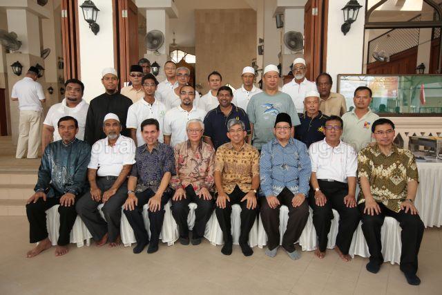 1st row: Chief Executive of MUIS Haji Abdul Razak Hassan Maricar (first from left), President of MUIS Haji Mohammad Alami Musa (third from left), President Tony Tan Keng Yam (fourth from left), Minister-in-charge of Muslim Affairs Yaacob Ibrahim (fourth from right), Council Member of MUIS Dr Mohamed Fatris Bakaram (third from right), Chairman of Blessings to All Committee & General Manager of South Mosque Cluster Mr Paiman bin Supangat (second from right) and Council Member of MUIS Mr Esa Masood (first from right)