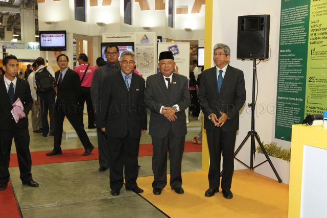 Minister for Communications and Information Dr Yaacob Ibrahim (first from right), Brunei's Minister of Communications Yang Berhormat Pehin Orang Kaya Hamzah Pahlawan Dato Seri Setia Awang Haji Abdullah bin Begawan Mudim Dato Paduka Haji Bakar (second from right), and Authority for Info-communications Technology Industry of Brunei Darussalam (AITI) Chief Executive Officer Haji Yahkup bin Haji Menudin (third from right) attending CommunicAsia, an event incorporated under Infocomm Media Business Exchange (IMBX) at Marina Bay Sands.