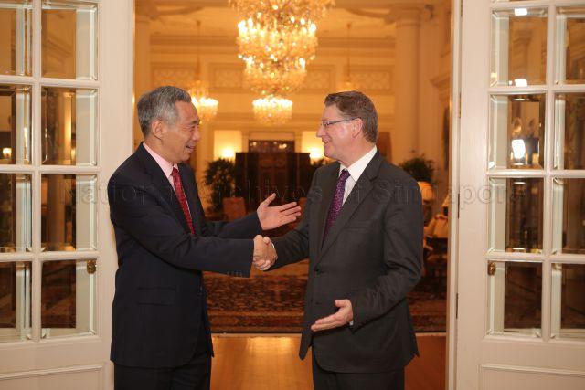 Dr Denis Napthine (Premier of the State of Victoria, Australia) calls on Prime Minister Lee Hsien Loong at Istana East Drawing Room. Dr Napthine is leading a trade mission to Singapore as part of a regional tour.